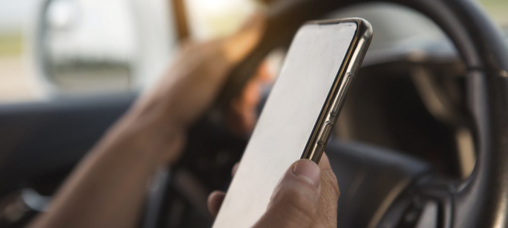 Cidadão que usa celular no trânsito pode cometer três tipos de infração